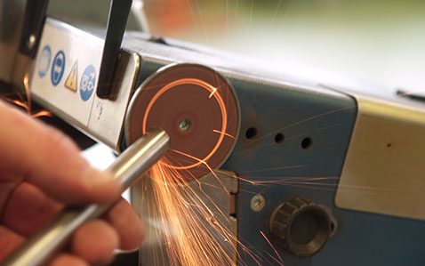 Metal cut-off machine