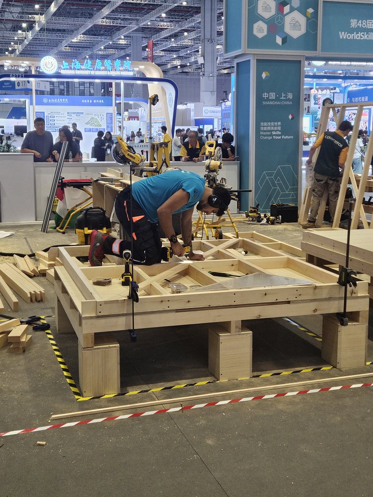 Assembling the floor of the small timber house